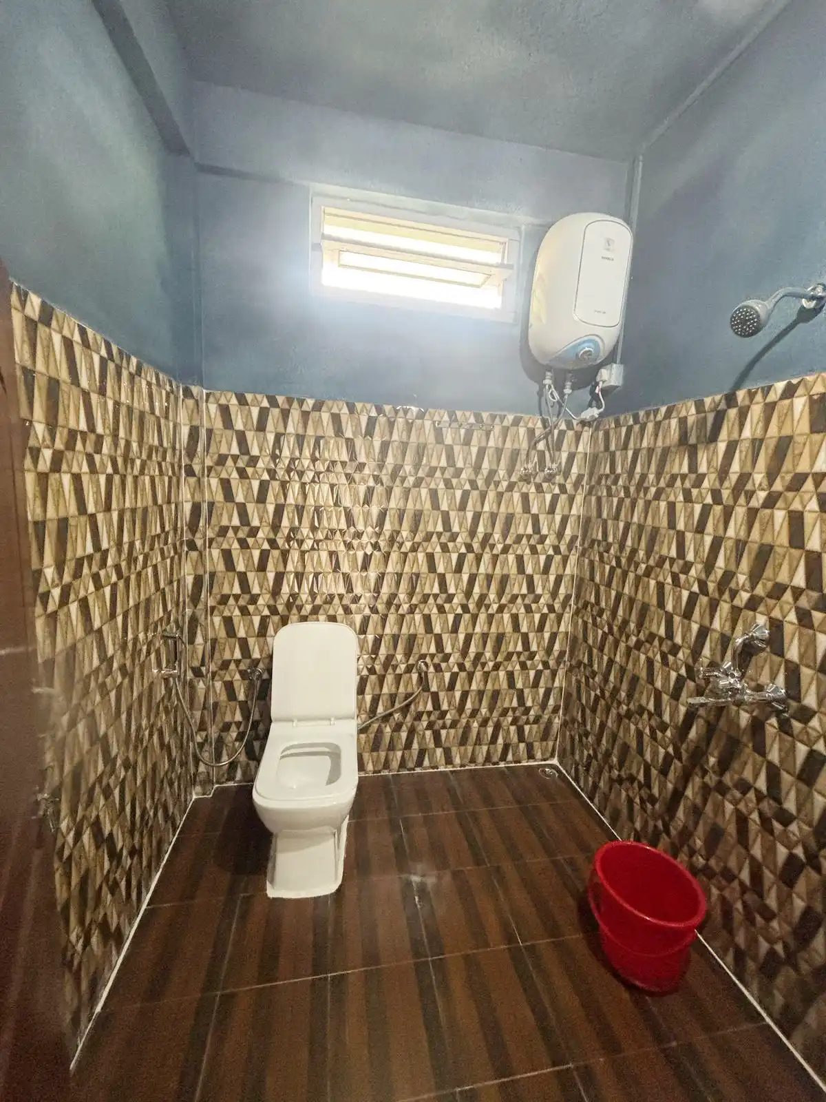 Modern bathroom at Dee Dee Homestay Dirang